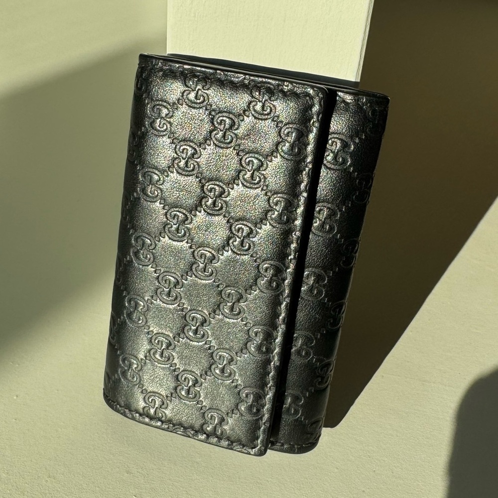Gucci leather key holder black embossed 6key holder, near perfect condition!